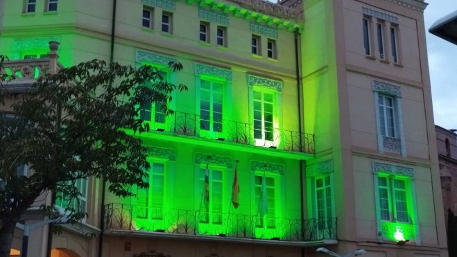 Arnedo iluminado de verde.