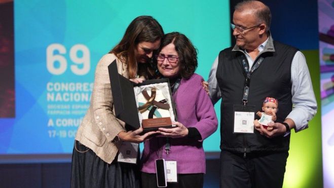 La hermana de Eva Romá recoge el galardón.